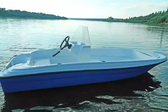 Стеклопластиковая лодка Пингвин с консолью (тримаран) в Кемерово