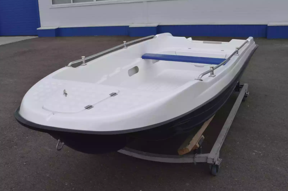 Стеклопластиковая лодка Пингвин New (тримаран) в Кемерово
