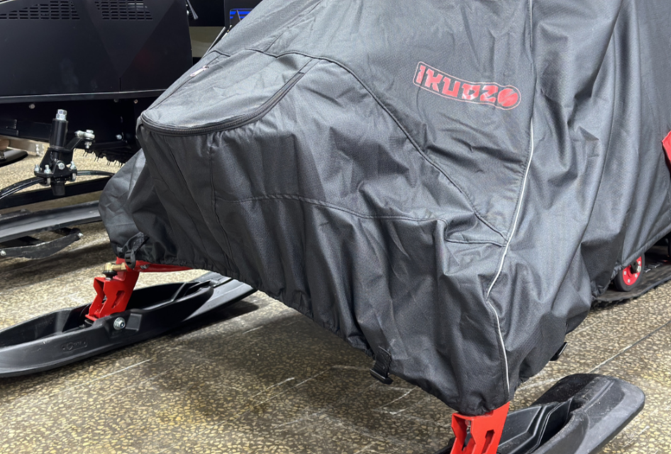 Чехол транспорт. снегохода IKUDZO HUNTER черно-красный Оксфорд ПРЕМИУМ качества с лого IKUDZO в Кемерово