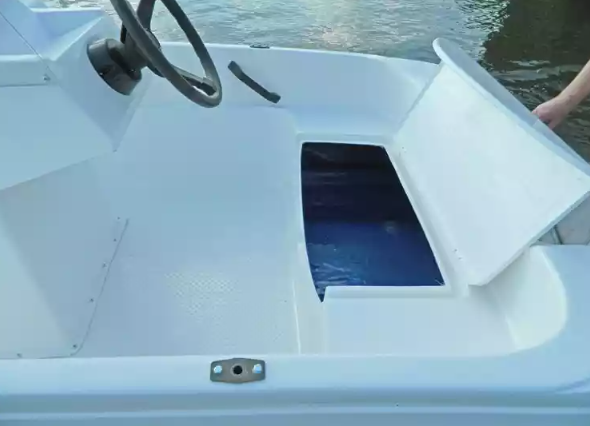 Стеклопластиковая лодка Пингвин с консолью (тримаран) в Кемерово